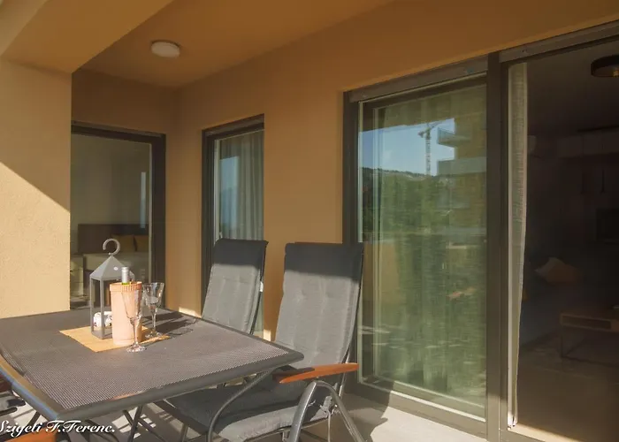 Sleeps 4 With Sea View Apartman