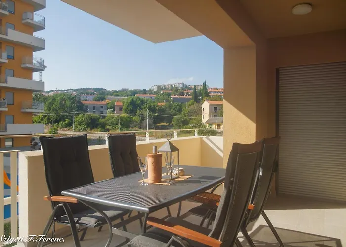 Sleeps 4 With Sea View * Rijeka