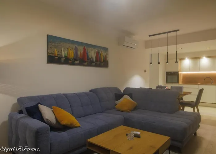 Apartment Sleeps 4 With Sea View *
